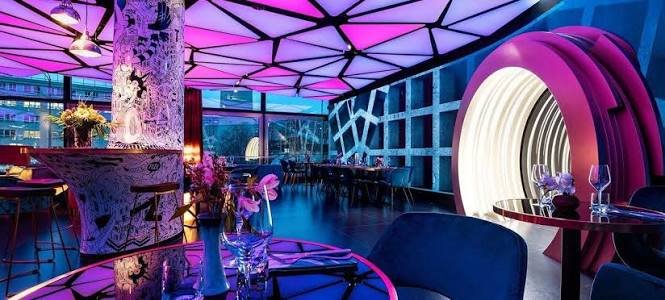 Interno del locale THE REED con soffitto luminoso e installazioni scenografiche