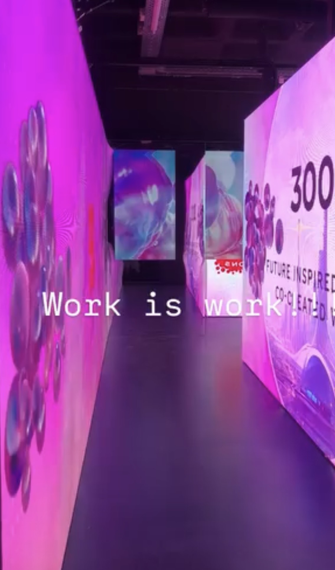 Corridoio d'ingresso con le due pareti led interattive