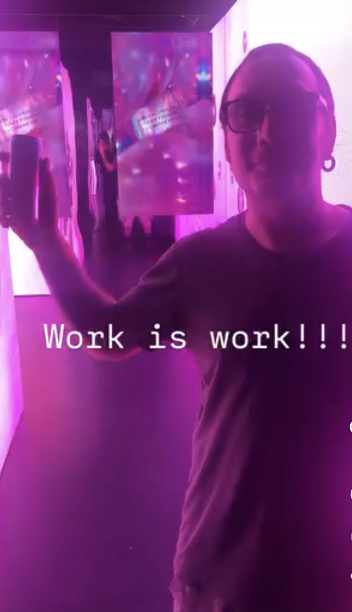 Simone al lavoro tra le pareti interattive