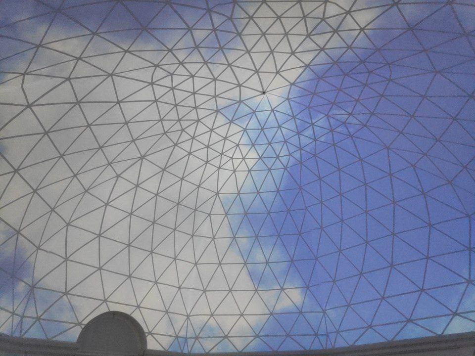 Il soffitto del dome geodetico con proiezione del cielo