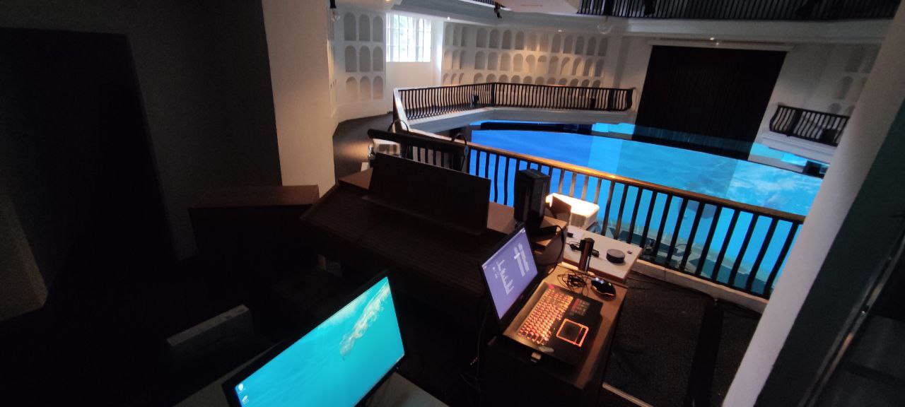 La regia tecnica affacciata sulla Kuppelhalle durante l'allestimento del dome