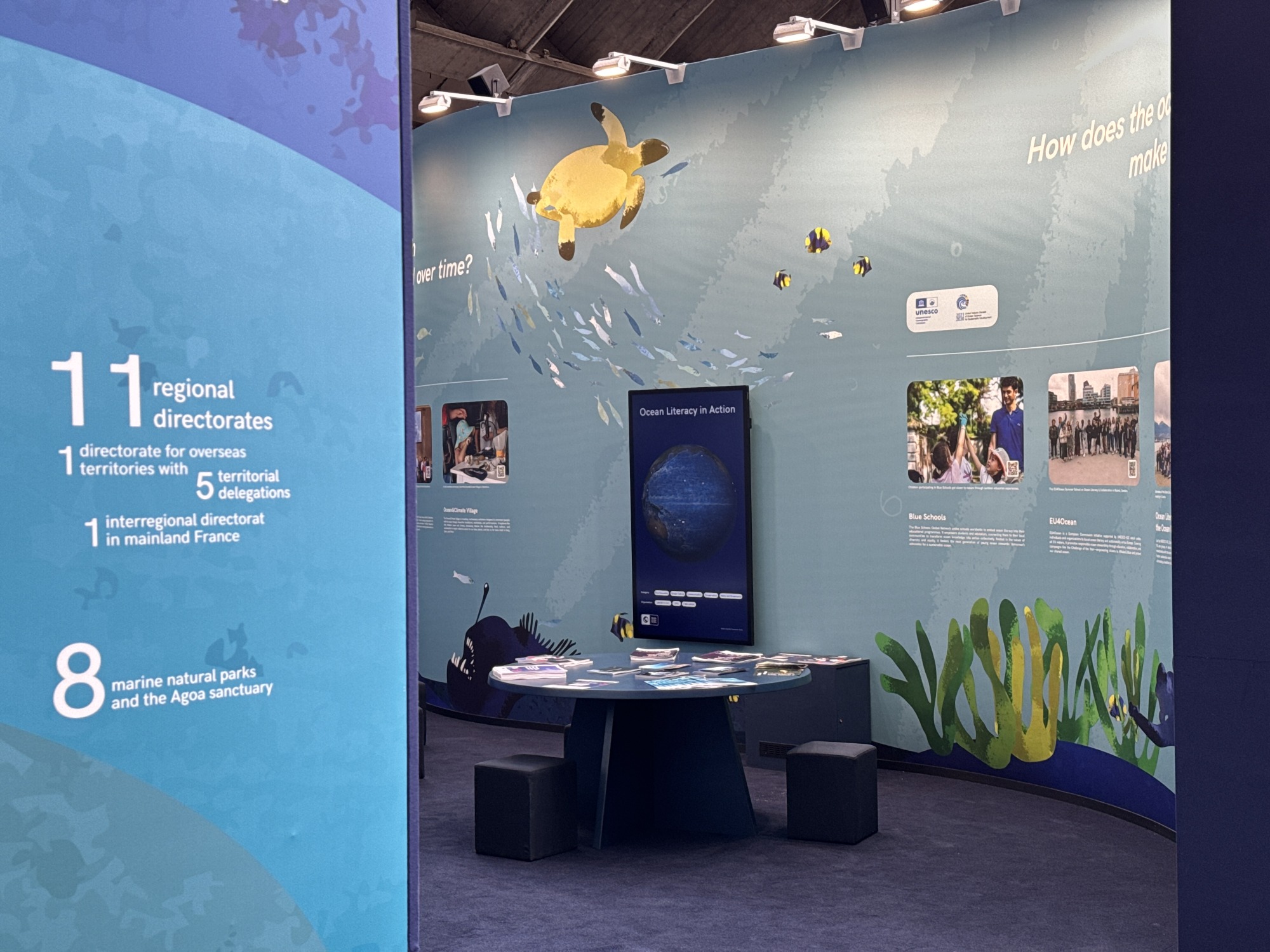 Il totem »Ocean Literacy in Action« nel padiglione Beyond Borders di UNESCO-IOC