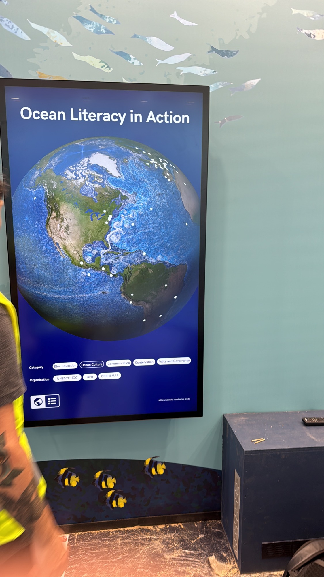 Il totem »Ocean Literacy in Action« montato nel padiglione
